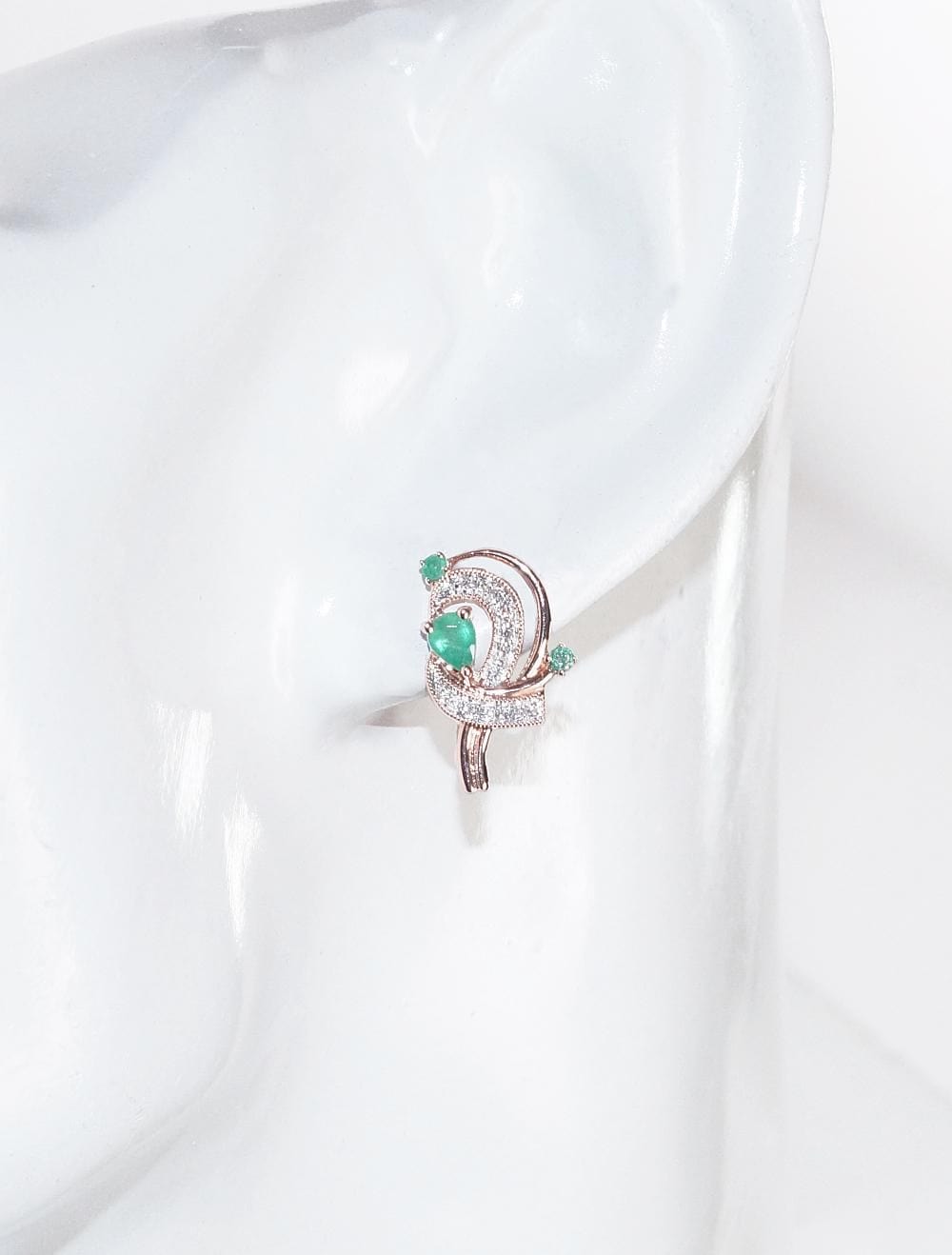 'Inglise' sulguriga kullast kõrvarõngad #1200503(Au-R+PRh-W)_DI+EM, Punane Kuld 585°, roodium (kate) , Briljant , Smaragd - Premiumkellad